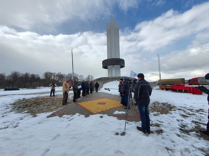 Поисковики России и Украины на границе. Фото: Поисковое движение России